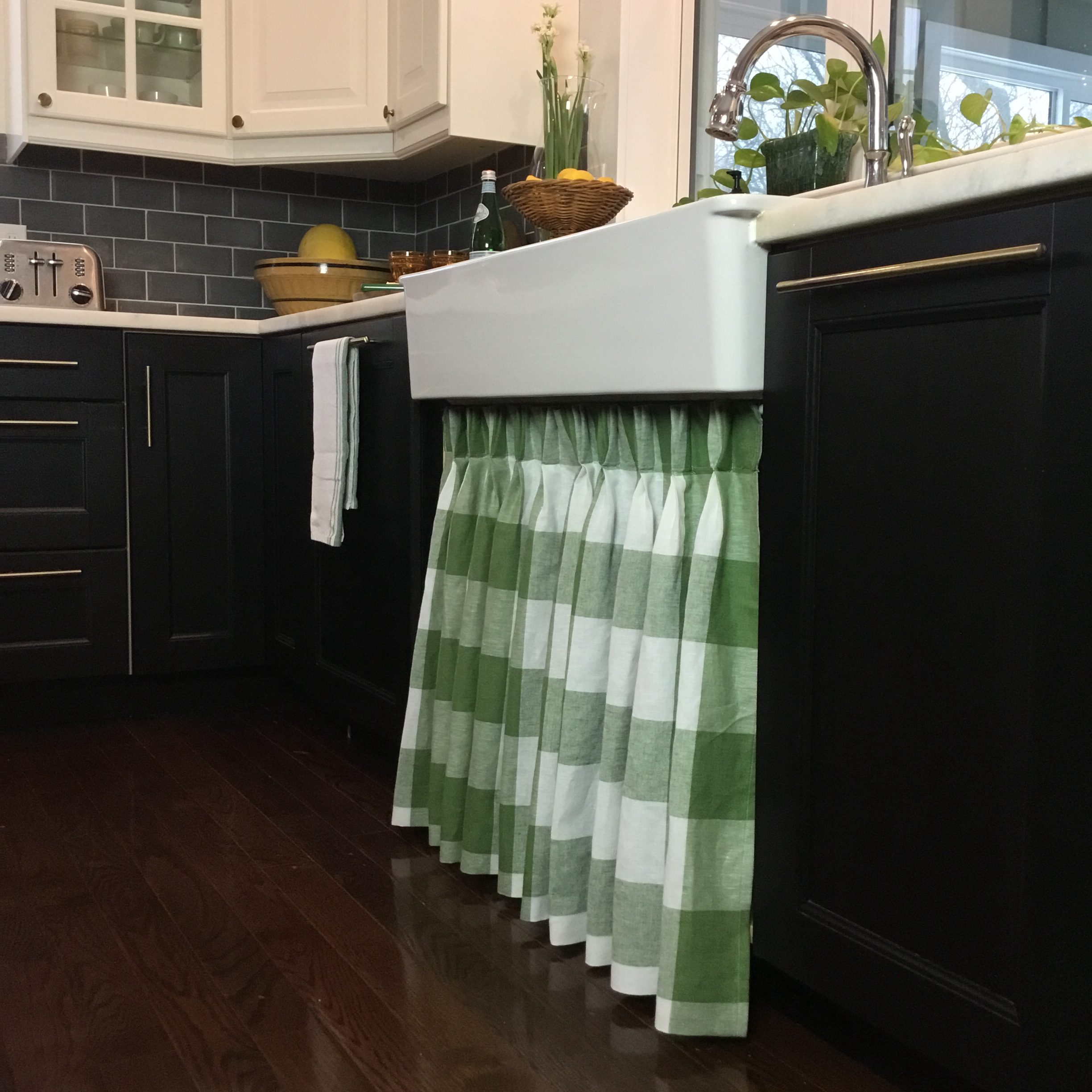 New Old Trend 10 Fresh Examples Of Sink Skirts And Cabinet Curtains