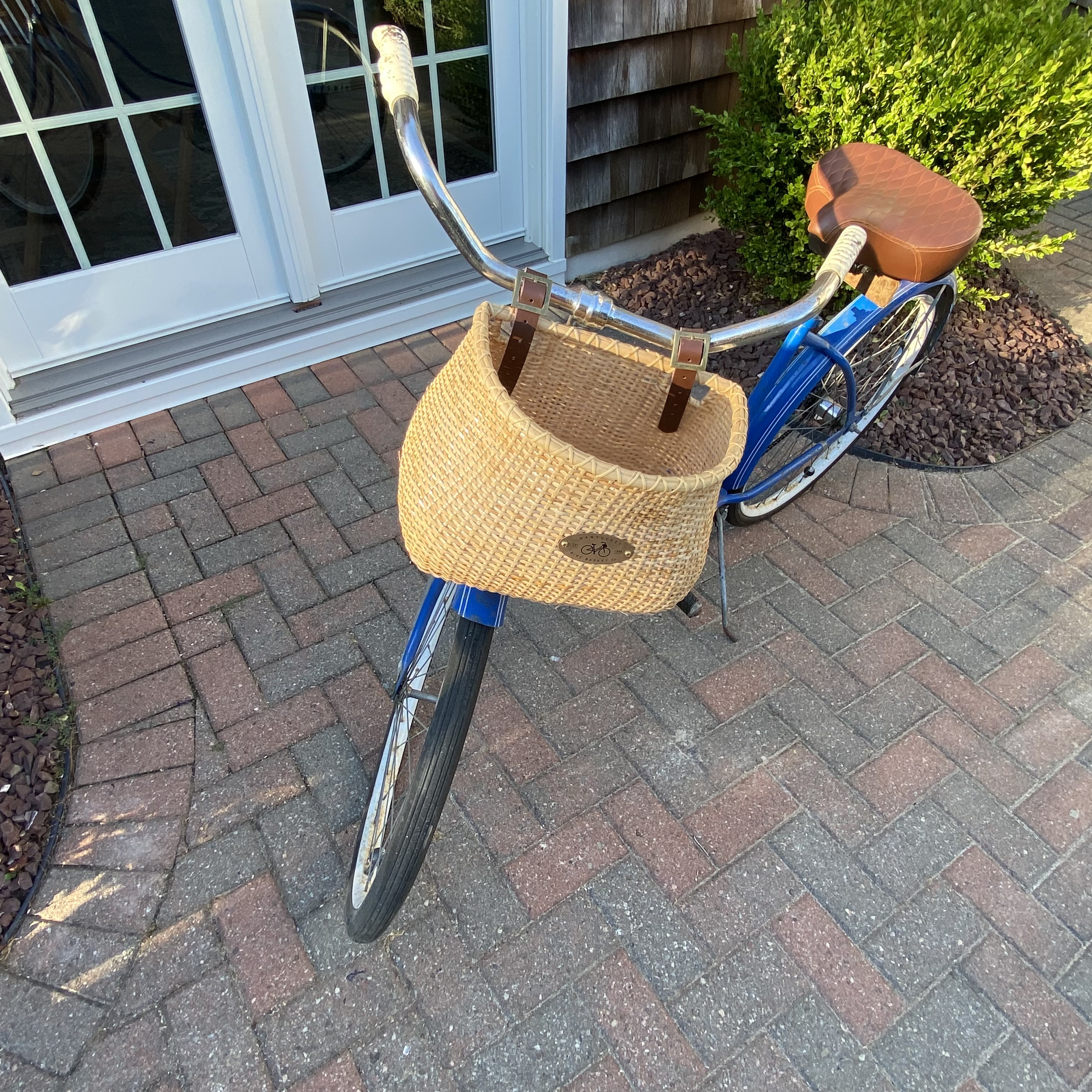 vintage beach cruiser bike with nantucket basket and leather seat
